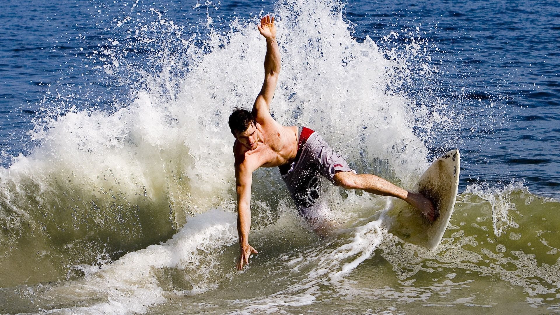 马修·图穆亚的全能表现，让袋鼠队在橄榄球锦标赛中屡屡制胜，马修穆勒